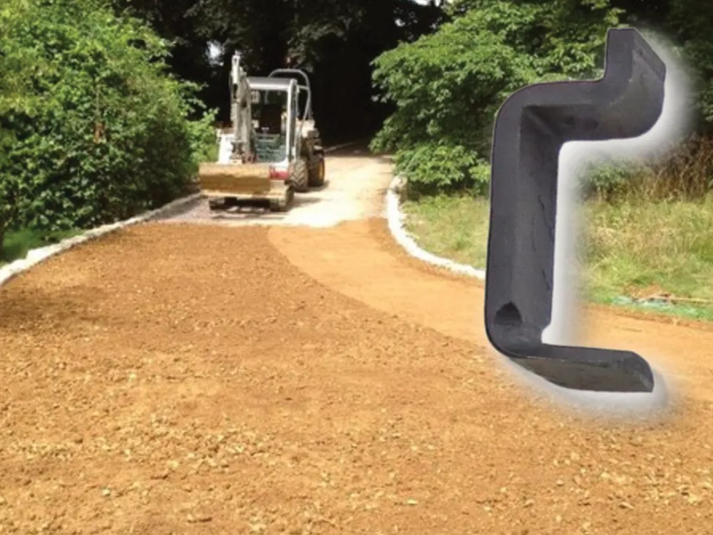 Angled knife set for loose gravel renovation